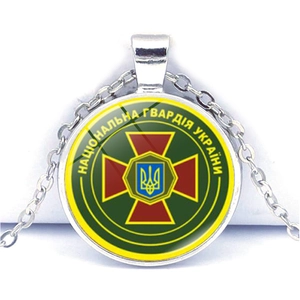 Makro-Detail des Ukraine-Nationalgarde-Emblems unter Glas auf Silberanhänger