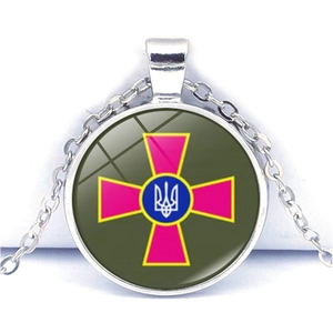 Detail des Ukraine-Wappen-Anhängers mit Silberkette und Glaskuppel-Oberfläche