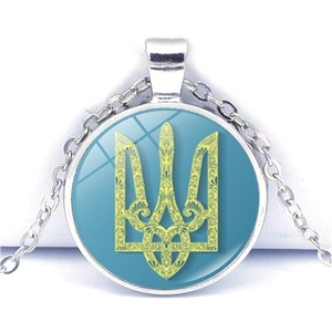 Nahaufnahme des Ukraine-Wappen-Anhängers mit Glas-Cabochon und silberner Halskette