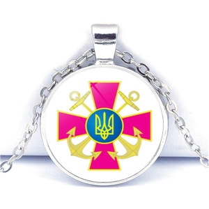 Detailaufnahme der silbernen Halskette mit Ukraine Navy Emblem auf weißem Hintergrund