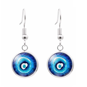 Boucles d'oreilles minimalistes œil bleu en verre avec crochets argentés sur fond blanc