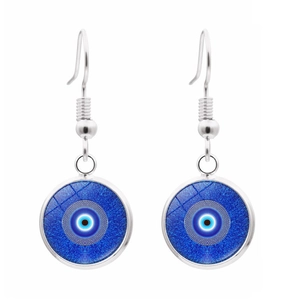 Gros plan de boucles d'oreilles œil bleu avec crochets en argent sur fond blanc pur