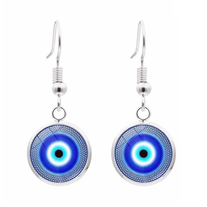 Vue détaillée de boucles d'oreilles argentées avec pendentifs œil bleu en verre poli