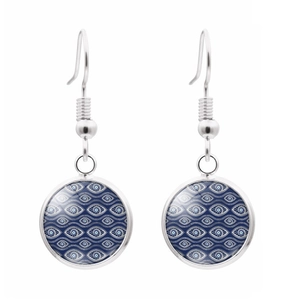 Détail des boucles d'oreilles argentées avec charms en verre oeil bleu foncé