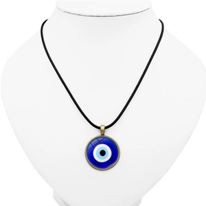 Nahaufnahme vom blauen Evil Eye Anhänger mit Bronze-Rahmen auf weißem Modellhals