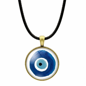 Detailansicht des Vintage-Bronze-Amuletts mit bösem Blick und Glas-Cabochon-Anhänger