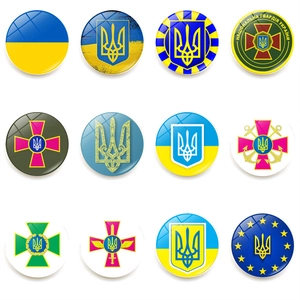 Makroaufnahme von 12 kreativen Glasmagneten mit Ukraine-Flagge und militärischen Emblemen