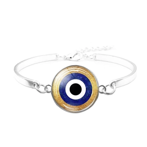 Detail des silbernen Evil Eye Armbands mit blauem Glaselement und verstellbarer Schließe