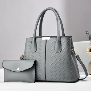 Schickes Set aus grauer Leder-Shopper-Tasche mit V-Webmuster und passender Clutch