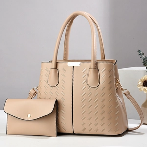 Detail der khakifarbenen Tragetasche mit Webmuster und passender Umschlag-Clutch