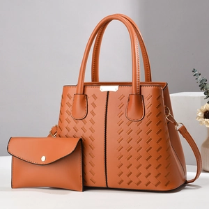 Detailansicht der braunen Tragetasche mit Webstruktur und Gold-Metalldetails