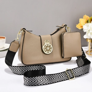 Bolso hobo de cuero caqui con logo de corona, monedero y correa de tela