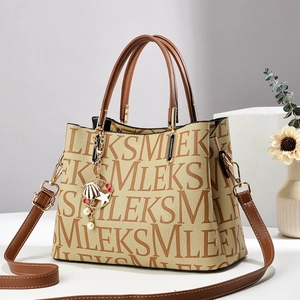 Elegante beige Tragetasche mit braunen Lederriemen und stilvollem Smile-Schriftzug