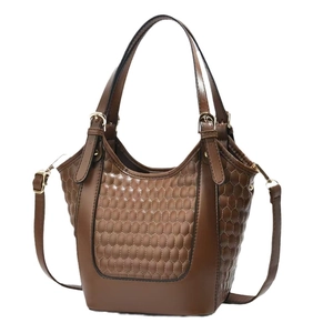 Sac à main marron matelassé avec motif en nid d'abeille et bandoulière réglable