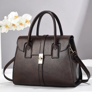 Sac à main élégant en cuir marron foncé avec fermoir doré et bandoulière réglable