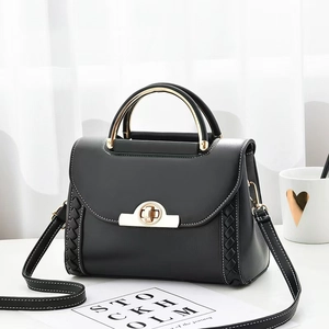 Sac carré macaron noir minimaliste avec poignée dorée et fines surpiqûres