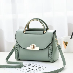 Sac bandoulière élégant vert menthe en cuir avec détail tressé et poignée dorée