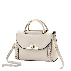 Sac bandoulière minimaliste beige macaron avec poignée dorée et détails tressés