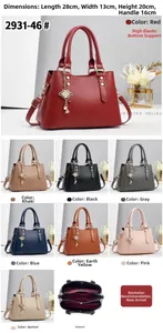 Détails de l'intérieur multicouche et dimensions du sac à main en similicuir rayé