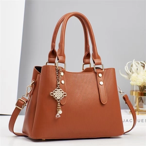 Sac à main en simili cuir plissé marron avec pendentif nœud doré et bandoulière amovible