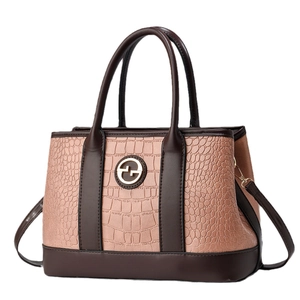 Borsa a mano bicolore con motivo a pietra, tracolla e dettagli in metallo dorato alla moda