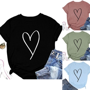 Détail de t-shirts femmes à imprimé cœur avec un nœud à la taille en quatre coloris variés