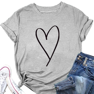 T-shirt gris à manches courtes posé à plat avec un imprimé minimaliste de cœur