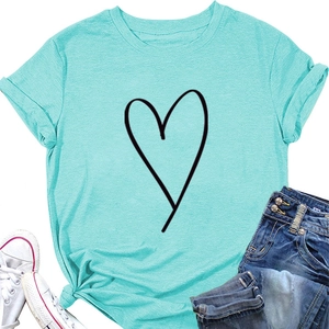 Mise à plat d'un t-shirt bleu sarcelle à motif cœur avec short en jean et baskets
