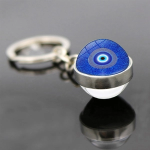 Dettaglio del portachiavi occhio di Allah blu con clip in metallo e base riflettente