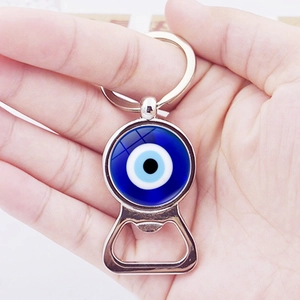 Handgehaltener Evil Eye Flaschenöffner Schlüsselanhänger aus Metall im türkischen Stil