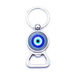 Detail eines silbernen Flaschenöffner Schlüsselanhängers mit blauem Evil Eye Auge