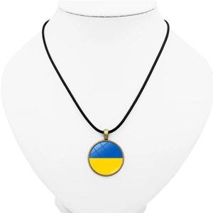 Details der Ukraine-Flaggenkette mit Bronze-Glasanhänger an schwarzer Schnur