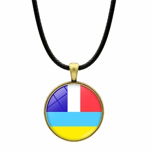 Detail des Ukraine-Flaggen-Zeitstein-Anhängers mit Bronze-Rahmen auf schwarzem Seil