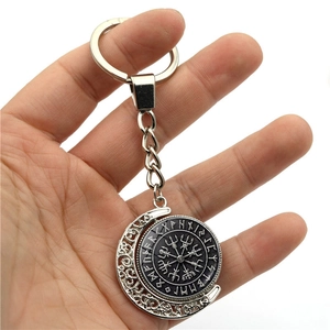 Porte-clés boussole Viking Vegvisir rotatif avec lune et runes en finition argentée