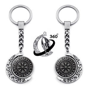 Détail du porte-clés boussole Viking Vegvisir rotatif avec runes nordiques en argent antique