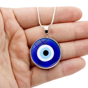 Collar con colgante del Ojo Turco de cristal azul y cadena de serpiente plateada
