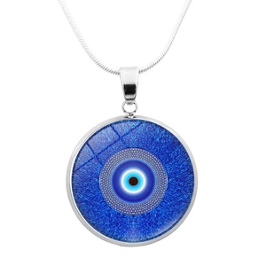 Primer plano de un colgante de ojo turco de cristal azul con cadena de serpiente plata