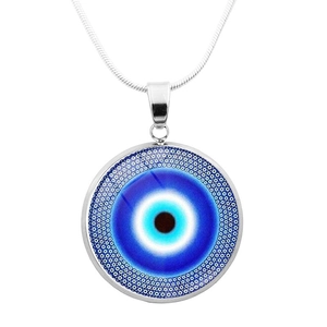 Primer plano del colgante redondo de ojo azul con cadena de serpiente plateada y textura