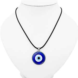 Detail van de blauwe Evil Eye glazen hanger met zilveren rand aan zwart koord