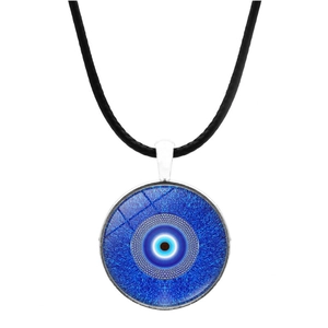 Blauwe Turkse Evil Eye glazen hanger ketting met zwart lederen koord op witte basis