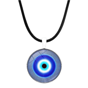 Blauwe Evil Eye ketting met glazen hanger aan een zwart koord met zilveren metalen rand
