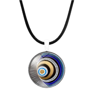 Detailopname van de evil eye glazen hanger met blauw spiraalpatroon en zwart lederen koord