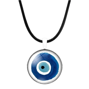 Macro-opname van blauwe boze oog glazen hanger met zilveren frame aan zwart koord