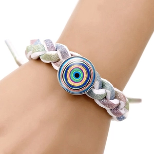 Detailopname van een handgemaakte Evil Eye armband met kleurrijke glitterafwerking