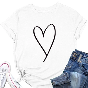 Vue à plat d'un T-shirt blanc à col rond avec motif cœur noir et un short en jean bleu