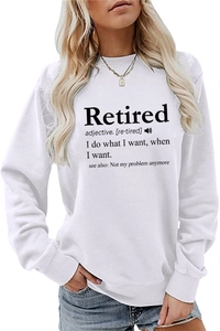 Detailansicht des Retired-Aufdrucks auf weißem Sweatshirt mit Rundhalsausschnitt