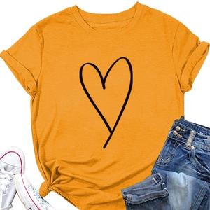 Détail du t-shirt jaune moutarde avec imprimé cœur, short en jean et baskets