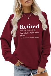 Detail des weißen Retired-Textdrucks auf einem burgunderroten Rundhals-Sweatshirt