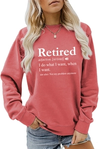 Detail eines korallenroten Retired Sweatshirts mit Rundhalsausschnitt und weißem Brustdruck