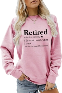 Detail des kreativen 'Retired'-Aufdrucks auf dem hellrosa Sweatshirt mit Rundhalsausschnitt